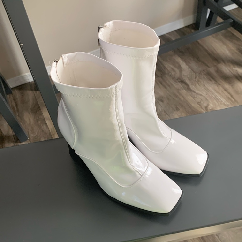 Qupid White Vegan Leather Boots size 7.5. Super Lightweight w/thick Block Heel
